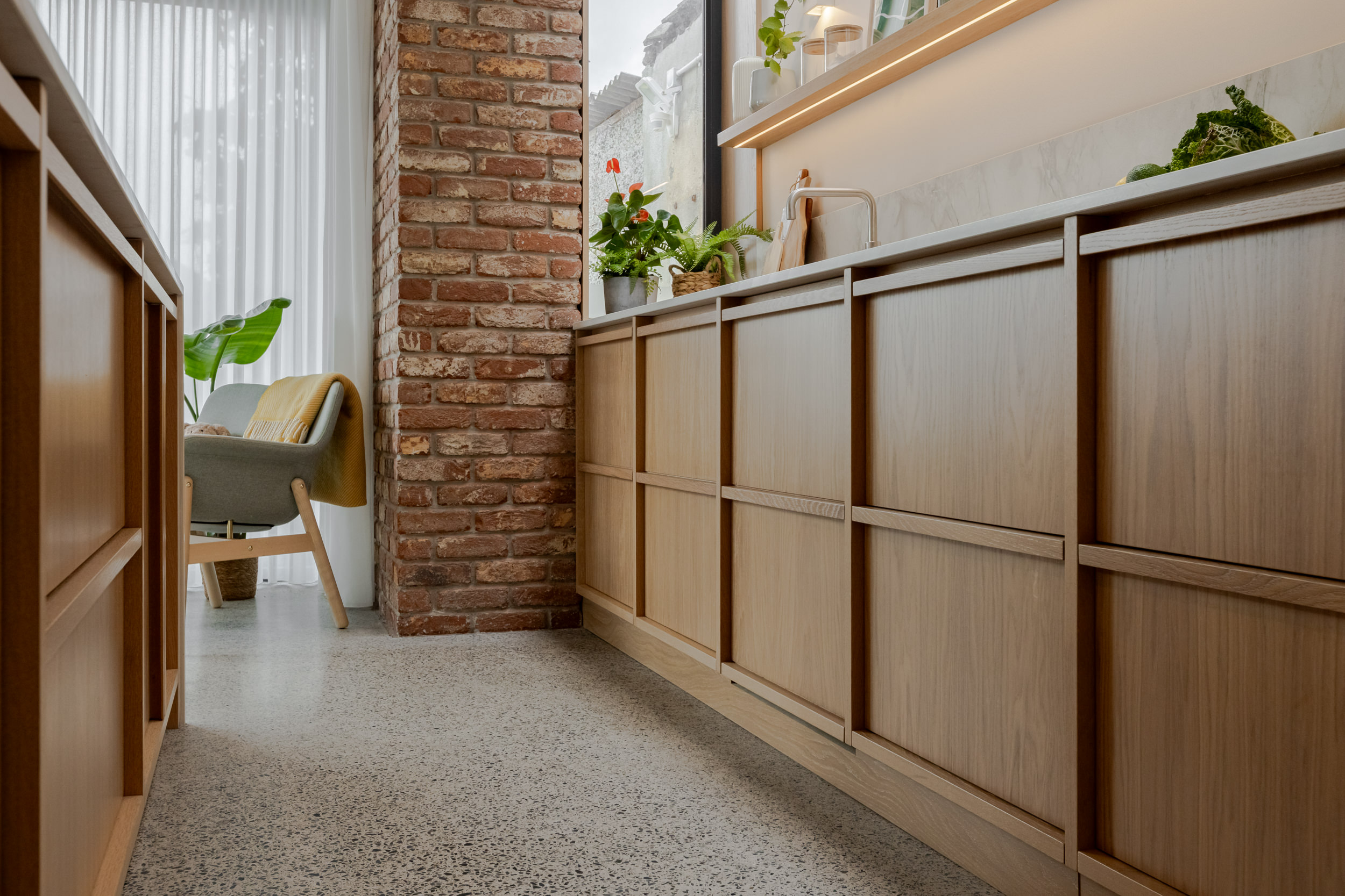 PW__0209-HDR bespoke kitchen soft textures natural light warm timber tones bespoke joinery